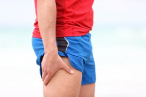 Спортсмен держится за ногу Спортсмен держится за ножку