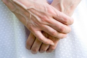 Трогает больную руку Трогает больную ручку